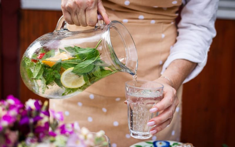 Receita de gua saborizada para refrescar o vero